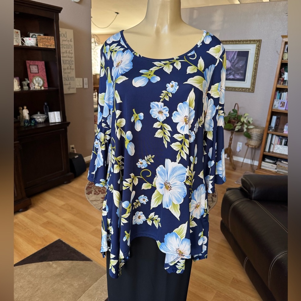 White Mark blue floral 3/4 bell sleeves tunic w/pockets-size XL